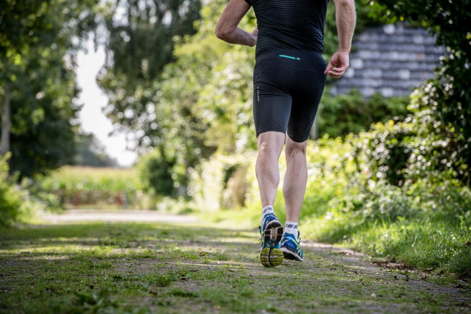Een man die hardloopt door de natuur