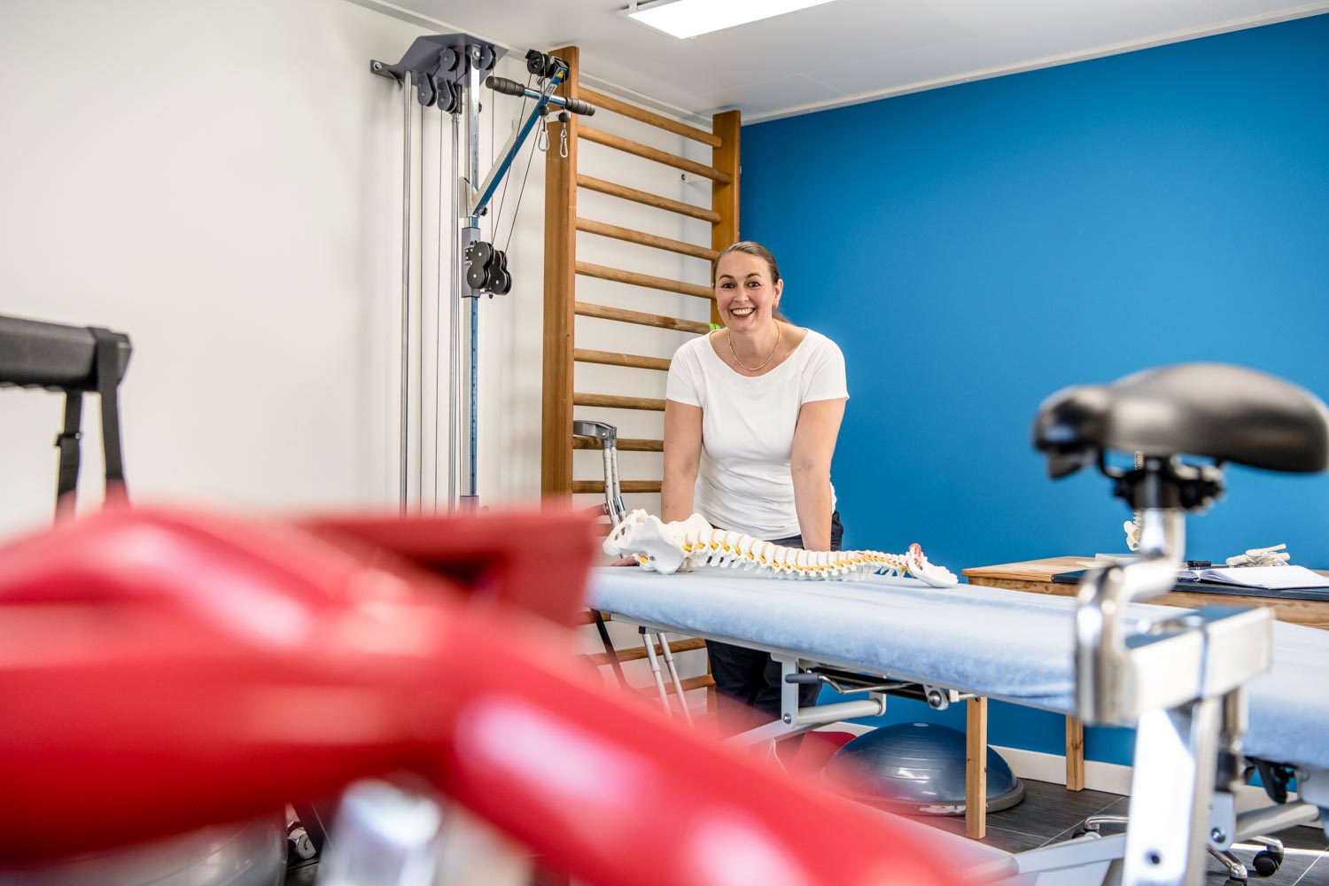 Mandy die bij haar behandeltafel staat